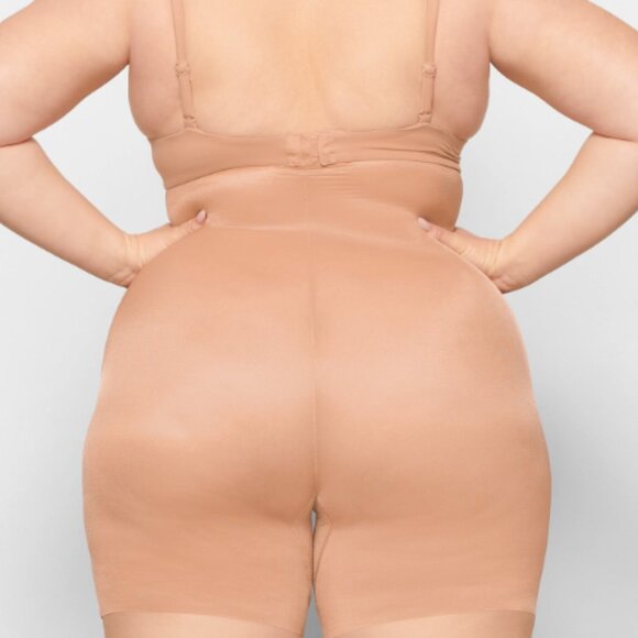 NWT SKIMS Barely There Mid Thigh Short - Picture 4 of 8